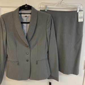 New Tahari ASL Gray Pinstriped 2pc Skirt Suit Size 4